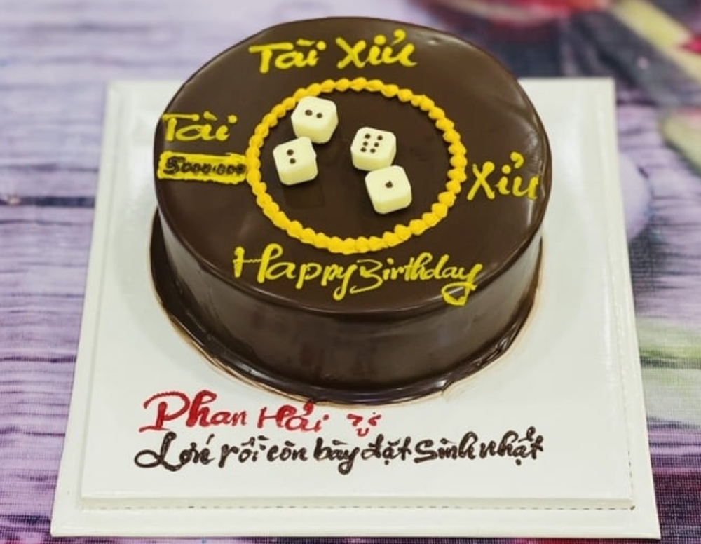 Mẫu bánh sinh nhật tài xỉu lấy cảm hứng từ viên xúc xắc